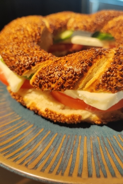 Beyaz Peynirli & Domates & Salatalıklı Simit Sandviç +Çay